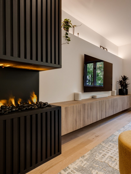 Salon de maison centenaire rénové avec foyer encastré et finition bois